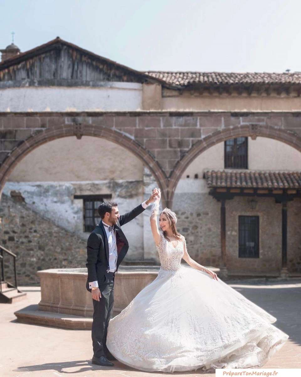 Choisir sa robe de mariée en fonction de sa morphologie 🤩1• Robe DE BAL 🌹Parfaite pour les silhouettes en X. Celle-ci vous donnera de la prestance et saura sublimer vos courbes2• Robe SIRÈNE 💗Idéale également pour les formes en X, celle ci marquera vos hanches et affinera votre taille.3• Robe FOURREAU 🤍Parfaite pour les morphologies en H et en X. Celle-ci épousera vos courbes tout en restant assez fluide. Ni moulante, ni trop ample, elle saura donner un côté simple mais élégant à votre silhouette.4• robe PRINCESSE 🩰Celle ci est adaptée à toutes les morphologies sauf celle en O. Pour les mariées enceintes, cette robe permettra de mettre en valeur votre petit ventre tout en restant à l’aise pour vivre pleinement votre mariage.5• Enfin, la robe EMPIRE 🌸Idéale pour toutes les morphologies#wedding #mariage #dress #robedemariee #weddingdress #robe #mariee #mariage2023
