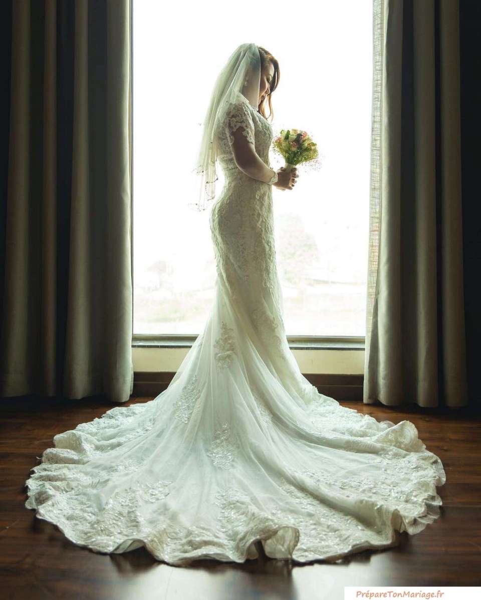Choisir sa robe de mariée en fonction de sa morphologie 🤩1• Robe DE BAL 🌹Parfaite pour les silhouettes en X. Celle-ci vous donnera de la prestance et saura sublimer vos courbes2• Robe SIRÈNE 💗Idéale également pour les formes en X, celle ci marquera vos hanches et affinera votre taille.3• Robe FOURREAU 🤍Parfaite pour les morphologies en H et en X. Celle-ci épousera vos courbes tout en restant assez fluide. Ni moulante, ni trop ample, elle saura donner un côté simple mais élégant à votre silhouette.4• robe PRINCESSE 🩰Celle ci est adaptée à toutes les morphologies sauf celle en O. Pour les mariées enceintes, cette robe permettra de mettre en valeur votre petit ventre tout en restant à l’aise pour vivre pleinement votre mariage.5• Enfin, la robe EMPIRE 🌸Idéale pour toutes les morphologies#wedding #mariage #dress #robedemariee #weddingdress #robe #mariee #mariage2023