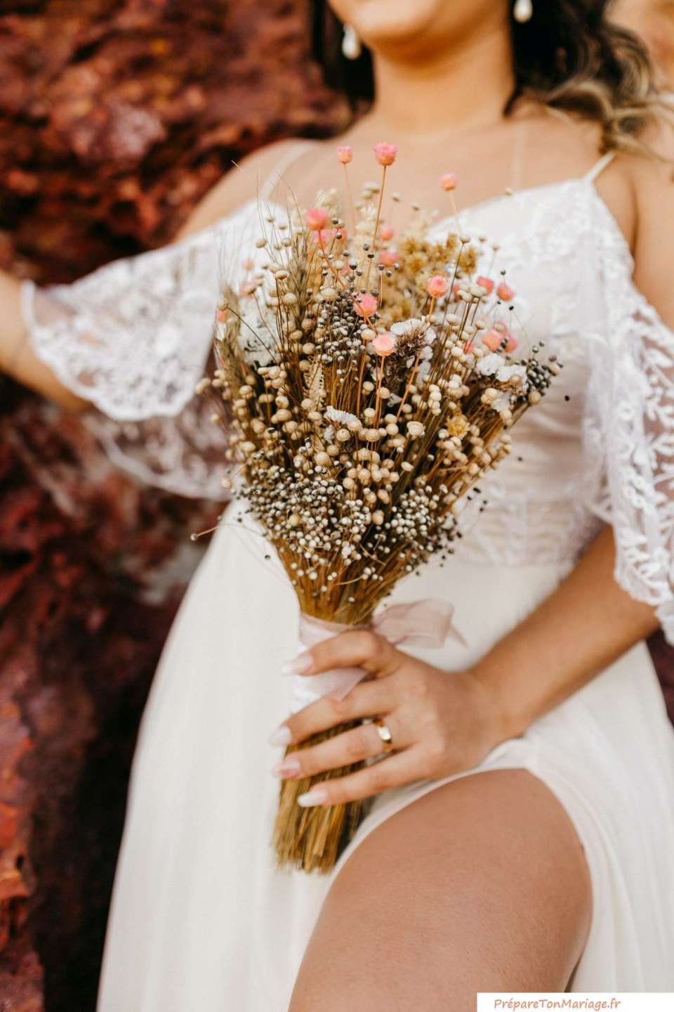 Tendances 2023 pour votre robe de mariée 🤩1• robe courte ✨Alors que traditionnellement une robe plus courte était considérée comme le domaine des mariages plus informels, les mariées choisissent désormais une mini robe de mariée, quel que soit l'endroit, pour montrer leur style et leurs jambes2•Robe de bal moderne 🤍Avec ce style, vous aurez une robe de bal chic3•Fente à hauteur de cuisse 💫Beaucoup de ces styles de robe vous permettent de contrôler la quantité de jambes exposées (particulièrement pratique si vous vous mariez à l'église), mais lors de la fête de mariage, vous pouvez non seulement mettre en valeur vos jambes, mais également vos meilleurs talons4•Fleur 🌹Alors que les fleurs font souvent les meilleures tenues de la mère de la mariée , elles sont maintenant aussi le choix parfait pour les mariées modernes.#wedding #mariage #dress #robedemariee #weddingdress #robe #mariee #mariage2023