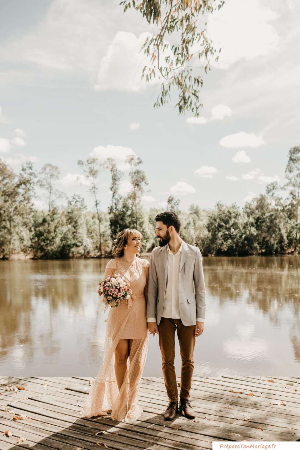 Tendances 2023 pour votre robe de mariée 🤩1• robe courte ✨Alors que traditionnellement une robe plus courte était considérée comme le domaine des mariages plus informels, les mariées choisissent désormais une mini robe de mariée, quel que soit l'endroit, pour montrer leur style et leurs jambes2•Robe de bal moderne 🤍Avec ce style, vous aurez une robe de bal chic3•Fente à hauteur de cuisse 💫Beaucoup de ces styles de robe vous permettent de contrôler la quantité de jambes exposées (particulièrement pratique si vous vous mariez à l'église), mais lors de la fête de mariage, vous pouvez non seulement mettre en valeur vos jambes, mais également vos meilleurs talons4•Fleur 🌹Alors que les fleurs font souvent les meilleures tenues de la mère de la mariée , elles sont maintenant aussi le choix parfait pour les mariées modernes.#wedding #mariage #dress #robedemariee #weddingdress #robe #mariee #mariage2023
