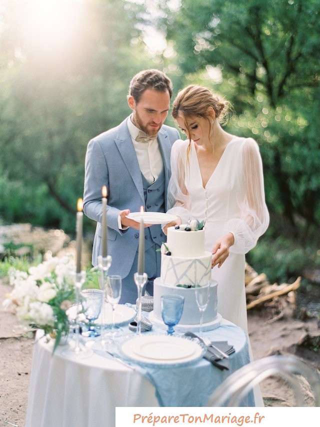 Conseils pour l'achat de votre robe de Mariée 🤩1 • Budget ✨"Tout le monde a un budget" : Tenez-vous en au vôtre et restez concentrée, cela vous aidera à orienter votre recherche.2•Lieu et environnement 🤍Affinez votre recherche en éliminant les robes qui ne conviendront pas à votre lieu et/ou à l'environnement/aux conditions météorologiques. Par exemple, si vous vous mariez dans un jardin en juillet, n'essayez pas de robes avec des manches longues ajustées et des traînes énormes, car elles ne seront pas très pratiques !3•Fit & Feel 💫La plupart des mariées regardent d'abord sur Pinterest/Instagram pour trouver l'inspiration. Vous devriez d'abord regarder dans votre garde robe. Pensez aux robes pour lesquelles vous vous sentez bien et tournez vous vers le même style pour le choix de votre robe de mariée. Vous aimez probablement ces incontournables de votre garde-robe parce qu'ils vous vont et vous flattent mieux#wedding #mariage #dress #robedemariee #weddingdress #robe #mariee #mariage2023