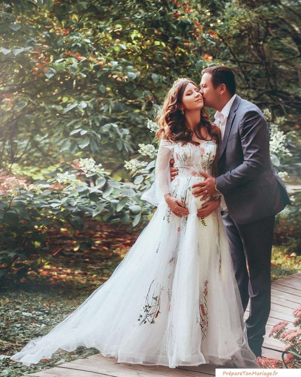 Choisir sa robe de mariée en fonction de sa morphologie 🤩1• Robe DE BAL 🌹Parfaite pour les silhouettes en X. Celle-ci vous donnera de la prestance et saura sublimer vos courbes2• Robe SIRÈNE 💗Idéale également pour les formes en X, celle ci marquera vos hanches et affinera votre taille.3• Robe FOURREAU 🤍Parfaite pour les morphologies en H et en X. Celle-ci épousera vos courbes tout en restant assez fluide. Ni moulante, ni trop ample, elle saura donner un côté simple mais élégant à votre silhouette.4• robe PRINCESSE 🩰Celle ci est adaptée à toutes les morphologies sauf celle en O. Pour les mariées enceintes, cette robe permettra de mettre en valeur votre petit ventre tout en restant à l’aise pour vivre pleinement votre mariage.5• Enfin, la robe EMPIRE 🌸Idéale pour toutes les morphologies#wedding #mariage #dress #robedemariee #weddingdress #robe #mariee #mariage2023