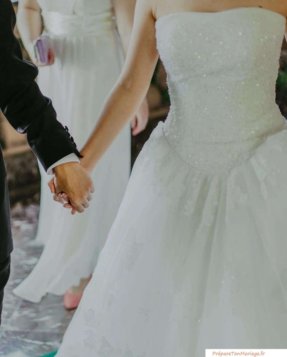 Choisir sa robe de mariée en fonction de sa morphologie 🤩1• Robe DE BAL 🌹Parfaite pour les silhouettes en X. Celle-ci vous donnera de la prestance et saura sublimer vos courbes2• Robe SIRÈNE 💗Idéale également pour les formes en X, celle ci marquera vos hanches et affinera votre taille.3• Robe FOURREAU 🤍Parfaite pour les morphologies en H et en X. Celle-ci épousera vos courbes tout en restant assez fluide. Ni moulante, ni trop ample, elle saura donner un côté simple mais élégant à votre silhouette.4• robe PRINCESSE 🩰Celle ci est adaptée à toutes les morphologies sauf celle en O. Pour les mariées enceintes, cette robe permettra de mettre en valeur votre petit ventre tout en restant à l’aise pour vivre pleinement votre mariage.5• Enfin, la robe EMPIRE 🌸Idéale pour toutes les morphologies#wedding #mariage #dress #robedemariee #weddingdress #robe #mariee #mariage2023