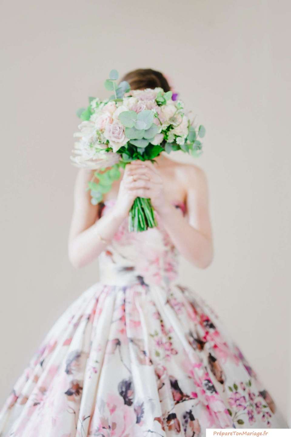 Tendances 2023 pour votre robe de mariée 🤩1• robe courte ✨Alors que traditionnellement une robe plus courte était considérée comme le domaine des mariages plus informels, les mariées choisissent désormais une mini robe de mariée, quel que soit l'endroit, pour montrer leur style et leurs jambes2•Robe de bal moderne 🤍Avec ce style, vous aurez une robe de bal chic3•Fente à hauteur de cuisse 💫Beaucoup de ces styles de robe vous permettent de contrôler la quantité de jambes exposées (particulièrement pratique si vous vous mariez à l'église), mais lors de la fête de mariage, vous pouvez non seulement mettre en valeur vos jambes, mais également vos meilleurs talons4•Fleur 🌹Alors que les fleurs font souvent les meilleures tenues de la mère de la mariée , elles sont maintenant aussi le choix parfait pour les mariées modernes.#wedding #mariage #dress #robedemariee #weddingdress #robe #mariee #mariage2023