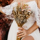 Tendances 2023 pour votre robe de mariée 🤩1• robe courte ✨Alors que traditionnellement une robe plus courte était considérée comme le domaine des mariages plus informels, les mariées choisissent désormais une mini robe de mariée, quel que soit l'endroit, pour montrer leur style et leurs jambes2•Robe de bal moderne 🤍Avec ce style, vous aurez une robe de bal chic3•Fente à hauteur de cuisse 💫Beaucoup de ces styles de robe vous permettent de contrôler la quantité de jambes exposées (particulièrement pratique si vous vous mariez à l'église), mais lors de la fête de mariage, vous pouvez non seulement mettre en valeur vos jambes, mais également vos meilleurs talons4•Fleur 🌹Alors que les fleurs font souvent les meilleures tenues de la mère de la mariée , elles sont maintenant aussi le choix parfait pour les mariées modernes.#wedding #mariage #dress #robedemariee #weddingdress #robe #mariee #mariage2023