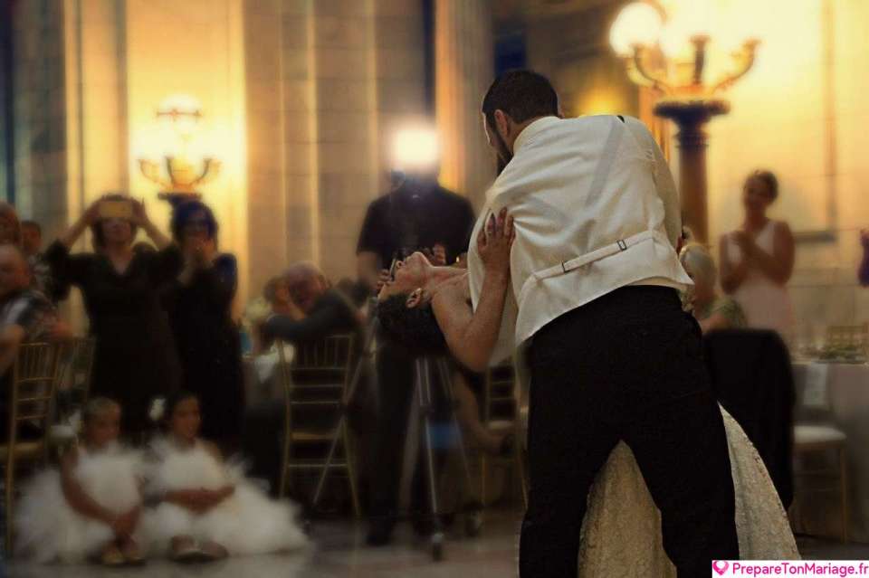 LA PHOTOGRAPHIE DE MARIAGE EST SI FACILE QUE TOUT LE MONDE PEUT LE FAIREC'est certainement l'une des plus grandes idées fausses qui existent. Êtes-vous vraiment prêt à laisser quelque chose d'aussi important entre les mains d'un novice et à espérer ensuite le meilleur ? La plupart des gens répondraient à cette question par un « non » catégorique. La photographie de mariage est un travail acharné et une compétence qui se développe au fil du temps et de l'expérience.Pensez-y de cette façon. Si vous n'êtes pas complètement à l'aise avec la possibilité que vos photos de mariage soient floues, hors sujet ou même inexistantes, alors vous voudrez peut-être repenser l'idée de laisser n'importe qui prendre vos photos le jour du mariage.Il est facile de prendre une photo, oui, mais ce n'est pas si facile de capturer des centaines de superbes photos à partir de moments en temps réel qui racontent une belle histoire du jour de votre mariage. La clé est la cohérence et l'expérience.