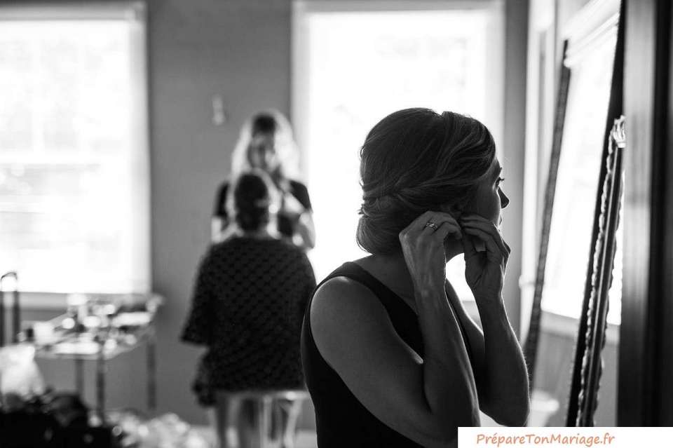 Les photographes de mariage sont des professionnels qui capturent les moments les plus précieux de votre grand jour. Ils sont responsables de la création de souvenirs durables que vous pourrez chérir pour toujours.Il est important de choisir un photographe de mariage qui correspond à votre style et à vos attentes. Vous pouvez consulter leur portfolio pour voir s’ils ont l’expérience et le talent pour capturer les moments que vous souhaitez conserver. Il est également important de discuter avec eux de vos attentes et de vos souhaits pour vous assurer qu’ils comprennent ce que vous recherchez.Les photographes de mariage peuvent offrir différents forfaits en fonction de vos besoins. Certains peuvent inclure des séances photo avant ou après le mariage, tandis que d’autres peuvent inclure des albums photo ou des tirages. Il est important de discuter des options avec votre photographe pour trouver le forfait qui convient le mieux à vos besoins.Enfin, n’oubliez pas que les photographes de mariage sont des artistes et qu’ils ont leur propre style. Il est important de leur faire confiance et de les laisser capturer votre journée à leur manière. Avec un peu de planification et de communication, vous pouvez être sûr d’avoir des souvenirs inoubliables de votre grand jour.En somme, les photographes de mariage sont des professionnels essentiels pour capturer les moments les plus précieux de votre grand jour.
