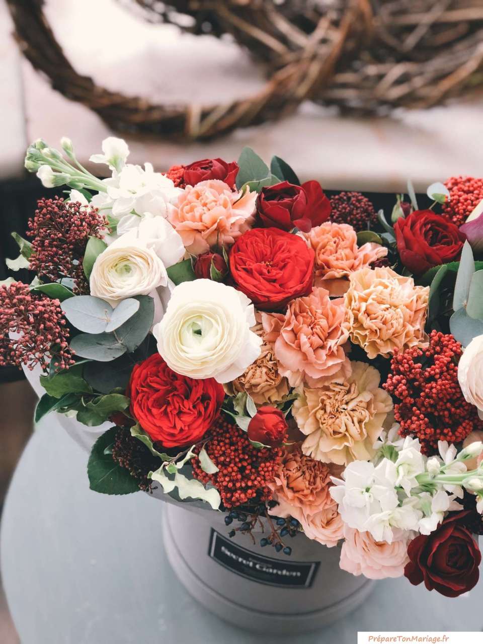 De plus en plus de couples optent pour des palettes de couleurs plus audacieuses, alors attendez-vous à voir beaucoup de roses, violets, rouges et oranges vifs pour 2022 et 2023.