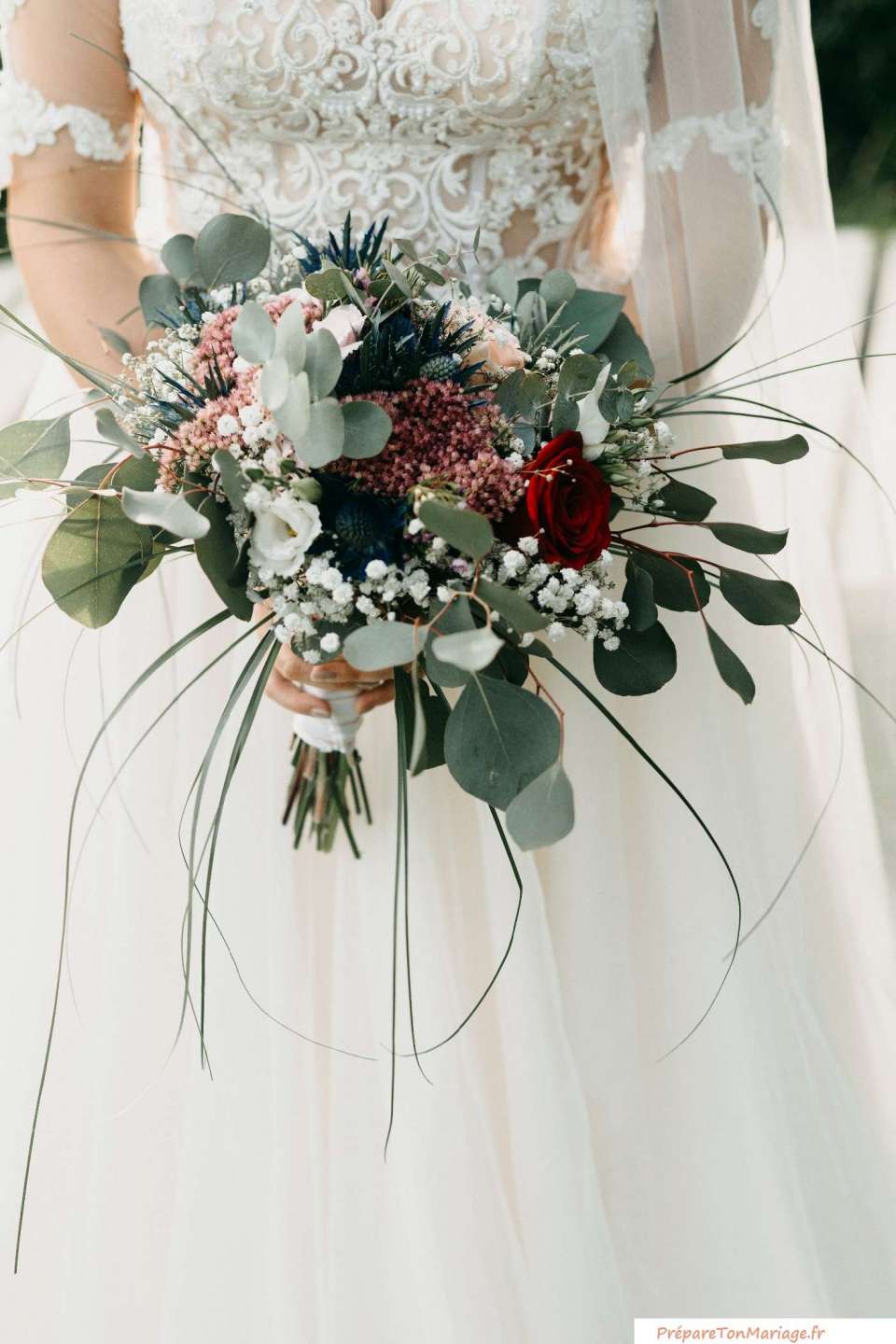 Comment choisir le bouquet de mariage ? 🤩1 Choisissez la robe de mariée avant votre bouquet• ✨Lorsque vous rencontrez votre fleuriste, assurez-vous d'apporter une photo de votre robe de mariée pour vous aider à choisir un bouquet de mariée approprié pour l'accompagner.2• Tenez compte de la forme et de la taille de votre bouquet de mariée 🤍N'oubliez pas que votre bouquet de mariée doit être plus petit que votre taille, ce qui permet de conserver votre forme naturelle.3•Attention à la combinaison de couleurs de votre robe de mariée et de votre bouquet💫Les robes de mariée colorées sont à la mode et il est très important que cela n'entre pas en conflit avec le bouquet que vous avez choisi. Les robes blanches peuvent être difficiles à assortir avec des fleurs de la même couleur4• Choisissez des fleurs de mariée de saison ❤️Certaines fleurs ne seront pas disponibles toute l'année. Choisissez les fleurs qui seront disponibles pendant la saison de votre mariage, ce qui vous aidera à économiser beaucoup d'argent#wedding #mariage #dress #robedemariee #weddingdress #robe #mariee #mariage2023
