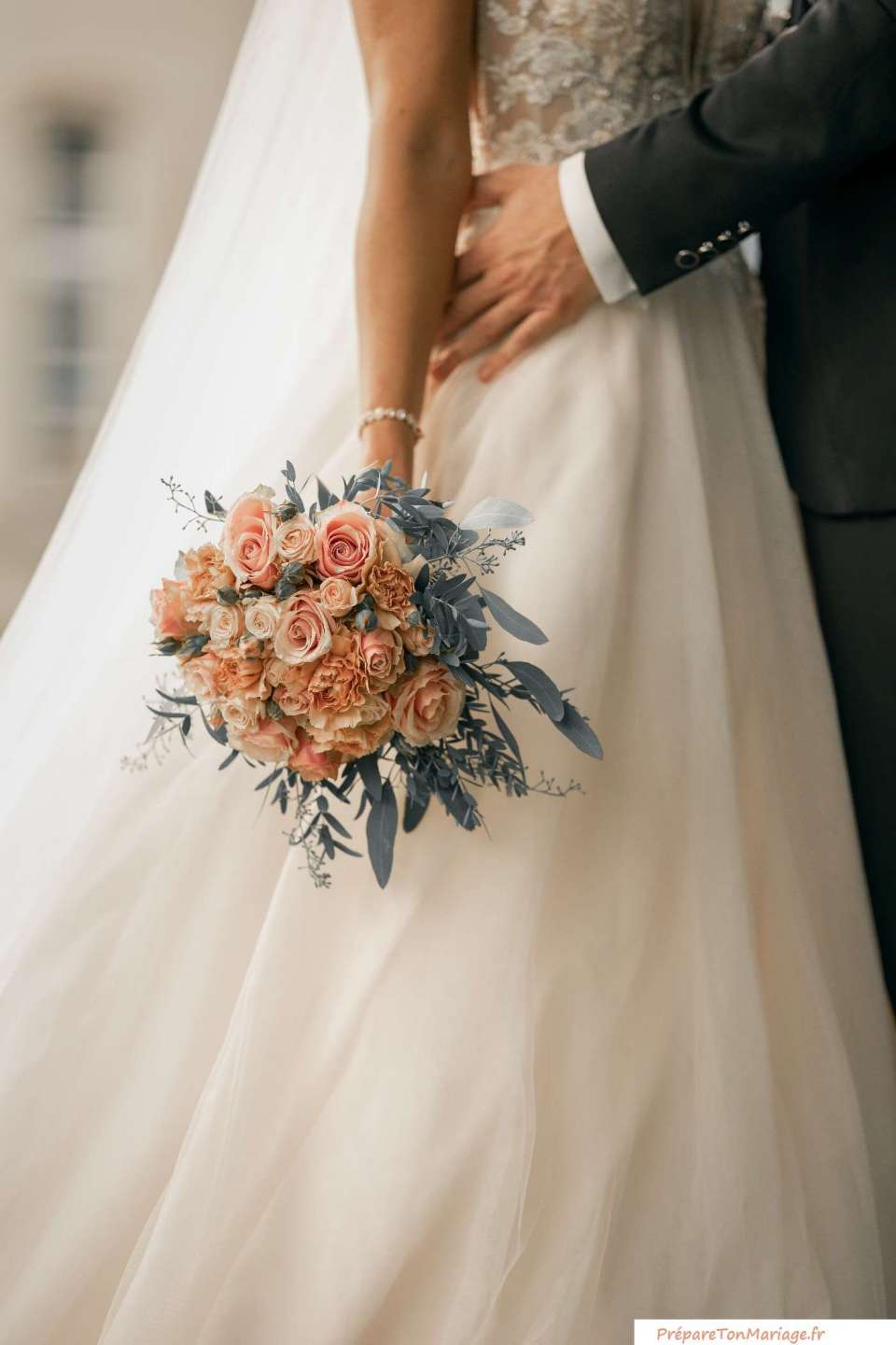 Comment choisir le bouquet de mariage ? 🤩1 Choisissez la robe de mariée avant votre bouquet• ✨Lorsque vous rencontrez votre fleuriste, assurez-vous d'apporter une photo de votre robe de mariée pour vous aider à choisir un bouquet de mariée approprié pour l'accompagner.2• Tenez compte de la forme et de la taille de votre bouquet de mariée 🤍N'oubliez pas que votre bouquet de mariée doit être plus petit que votre taille, ce qui permet de conserver votre forme naturelle.3•Attention à la combinaison de couleurs de votre robe de mariée et de votre bouquet💫Les robes de mariée colorées sont à la mode et il est très important que cela n'entre pas en conflit avec le bouquet que vous avez choisi. Les robes blanches peuvent être difficiles à assortir avec des fleurs de la même couleur4• Choisissez des fleurs de mariée de saison ❤️Certaines fleurs ne seront pas disponibles toute l'année. Choisissez les fleurs qui seront disponibles pendant la saison de votre mariage, ce qui vous aidera à économiser beaucoup d'argent#wedding #mariage #dress #robedemariee #weddingdress #robe #mariee #mariage2023