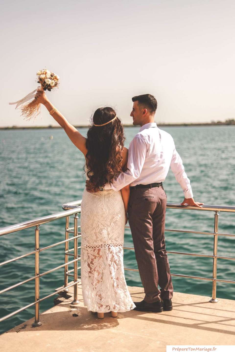 Comment choisir le bouquet de mariage ? 🤩1 Choisissez la robe de mariée avant votre bouquet• ✨Lorsque vous rencontrez votre fleuriste, assurez-vous d'apporter une photo de votre robe de mariée pour vous aider à choisir un bouquet de mariée approprié pour l'accompagner.2• Tenez compte de la forme et de la taille de votre bouquet de mariée 🤍N'oubliez pas que votre bouquet de mariée doit être plus petit que votre taille, ce qui permet de conserver votre forme naturelle.3•Attention à la combinaison de couleurs de votre robe de mariée et de votre bouquet💫Les robes de mariée colorées sont à la mode et il est très important que cela n'entre pas en conflit avec le bouquet que vous avez choisi. Les robes blanches peuvent être difficiles à assortir avec des fleurs de la même couleur4• Choisissez des fleurs de mariée de saison ❤️Certaines fleurs ne seront pas disponibles toute l'année. Choisissez les fleurs qui seront disponibles pendant la saison de votre mariage, ce qui vous aidera à économiser beaucoup d'argent#wedding #mariage #dress #robedemariee #weddingdress #robe #mariee #mariage2023