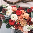 De plus en plus de couples optent pour des palettes de couleurs plus audacieuses, alors attendez-vous à voir beaucoup de roses, violets, rouges et oranges vifs pour 2022 et 2023.