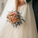 Comment choisir le bouquet de mariage ? 🤩1 Choisissez la robe de mariée avant votre bouquet• ✨Lorsque vous rencontrez votre fleuriste, assurez-vous d'apporter une photo de votre robe de mariée pour vous aider à choisir un bouquet de mariée approprié pour l'accompagner.2• Tenez compte de la forme et de la taille de votre bouquet de mariée 🤍N'oubliez pas que votre bouquet de mariée doit être plus petit que votre taille, ce qui permet de conserver votre forme naturelle.3•Attention à la combinaison de couleurs de votre robe de mariée et de votre bouquet💫Les robes de mariée colorées sont à la mode et il est très important que cela n'entre pas en conflit avec le bouquet que vous avez choisi. Les robes blanches peuvent être difficiles à assortir avec des fleurs de la même couleur4• Choisissez des fleurs de mariée de saison ❤️Certaines fleurs ne seront pas disponibles toute l'année. Choisissez les fleurs qui seront disponibles pendant la saison de votre mariage, ce qui vous aidera à économiser beaucoup d'argent#wedding #mariage #dress #robedemariee #weddingdress #robe #mariee #mariage2023