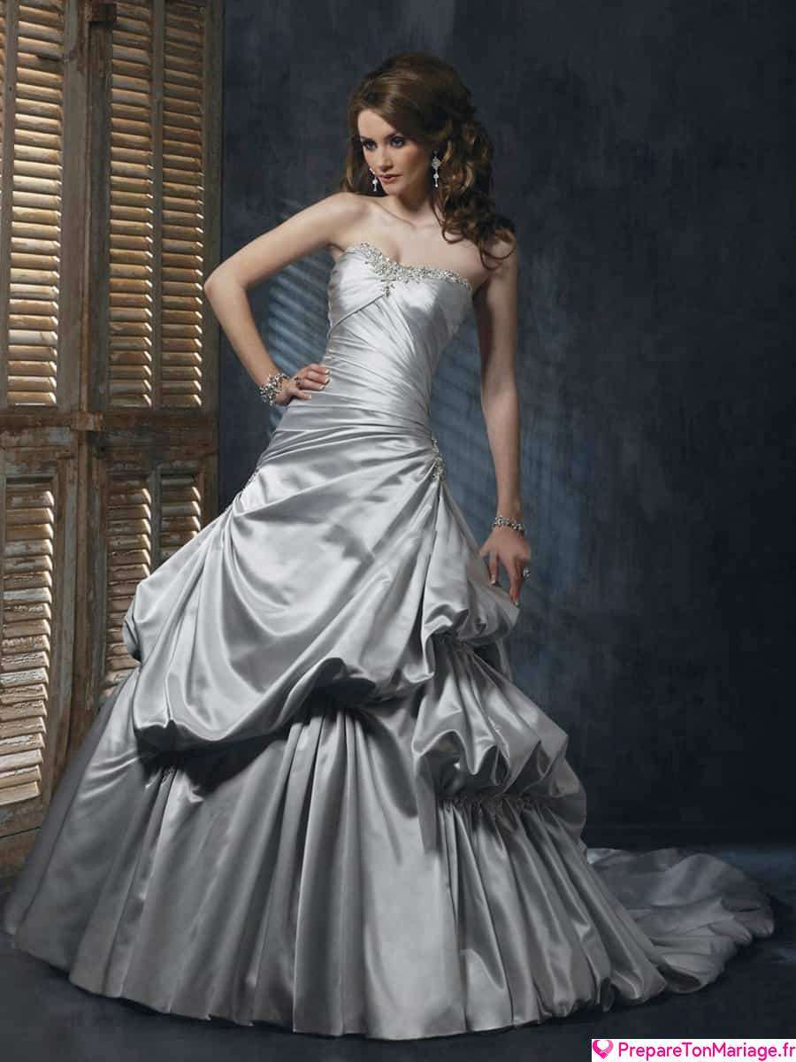 POURQUOI PORTER UNE ROBE DE MARIÉE EN ARGENT ?L'argent est une excellente alternative au blanc qui ne s'éloigne pas trop de la roue chromatique. Pour montrer que vous êtes bien organisée et responsable, portez une robe de mariée argentée.C'est un excellent choix pour un mariage moderne, mais il n'offensera pas non plus ceux qui ont des goûts plus traditionnels. Parce que c'est votre journée, vous n'avez pas à vous en soucier.Si vous recherchez une robe de mariée argentée, vous pourrez découvrir de nombreuses robes blanches ou ivoire aux accents argentés dans notre boutique de mariage.La responsabilité, l'organisation, le calme et l'apaisement sont tous liés à une robe de mariée en argent.